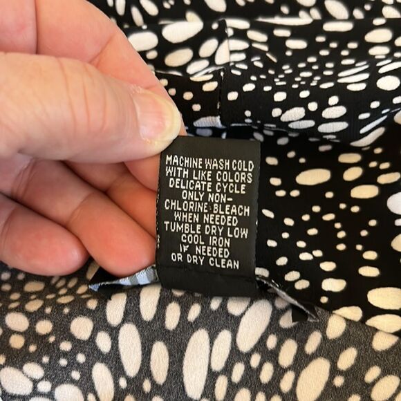 Grace Elements black white ovals sleeveless blouse V neckline Size M - Picture 7 of 7